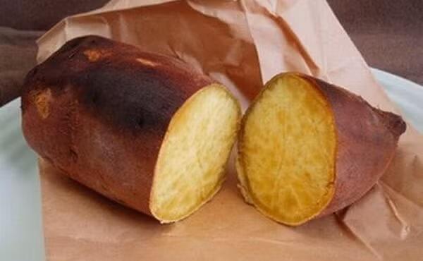 Tuy nhiên, cũng có những điều kiêng kỵ nhất định, mong các bạn phải ghi nhớ. Điển hình là do hàm lượng tinh bột trong khoai lang tương đối cao, nếu ăn nhiều có thể bị đầy bụng hoặc xì hơi, do đó tốt nhất bạn không nên ăn quá nhiều khoai lang vào bữa sáng.