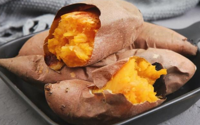 Hơn nữa, muốn giảm cân thành công thì bữa sáng rất quan trọng, không ăn sáng thì buổi trưa ăn nhiều sẽ ảnh hưởng đến sự nghiệp giảm cân của bạn. Đối với những người đang muốn giảm cân, nếu chọn ăn một vài củ khoai lang vào bữa sáng, vừa có thể giúp tống ra chất thải khỏi cơ thể kịp thời vừa giúp thoát khỏi những phiền toái do táo bón gây ra.