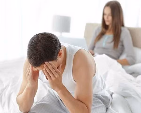 Các bạn nam nên chú ý hơn, trong thời gian bị ngứa ngáy, nếu trên quần lót hoặc quần áo xuất hiện những nốt nhỏ màu đen hoặc chấm đỏ thì rất có thể là do máu rận mu làm vương ra khi hút.