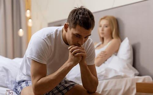 Biểu hiện 3: Xuất hiện đốm xám xanh. Cần nhắc với mọi người, một số bộ phận bị nhiễm rận mu sẽ có những đốm màu xám xanh dài khoảng 2 cm. Bộ phận xuất hiện hiện tượng này phổ biến nhất là đùi trong, thậm chí cả ngực và bụng.