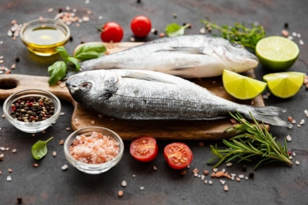 Ví dụ các loài cá trắm bạc, trắm cỏ, cá mè... mọi người thường ăn thì độc tố mật trong chúng đều gây hại cho sức khỏe con người. Ngoài ra, cá diếc, cá tráp, cá tráp mỏ quặp, đều thuộc loài cá có mật độc.