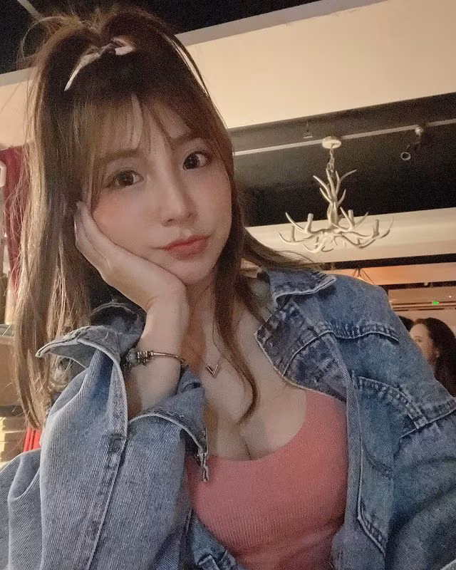 Chính vì thế, việc nữ bác sĩ thú y Trương Bì Bì thường xuyên diện đồ thiếu vải cũng không khiến fan ngạc nhiên cho lắm. Tuy vậy, vì thời gian gần đây trời trở lạnh đột ngột, người hâm mộ tỏ ra lo lắng cho sức khỏe của Trương Bì Bì.