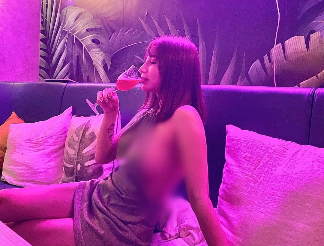 Thậm chí, trong một số bức ảnh, người hâm mộ còn sửng sốt khi thấy nữ bác sĩ thú y gợi cảm diện mốt "thả rông" vòng một.