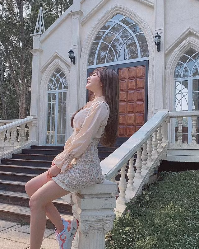 Ngay cả khi trời trở lạnh, Trương Bì Bì cũng không thích diện đồ kín, cô nàng vẫn sẽ chọn những trang phục trẻ trung, gợi cảm để khoe dáng.