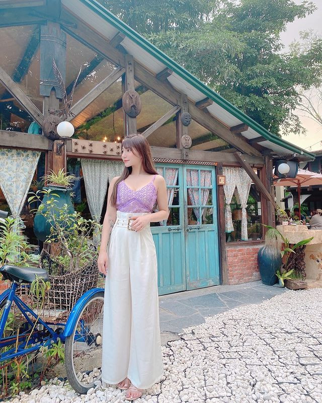 Thực tế, những mẫu nữ trực thuộc công ty JFK đa số đều là những hot girl ưa phong cách hở bạo và không ngại phô diễn vẻ đẹp hình thể của mình.