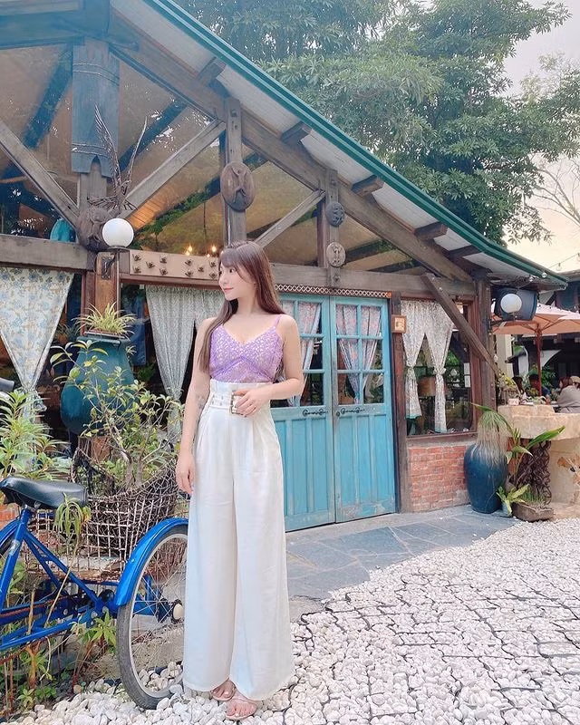 Thực tế, những mẫu nữ trực thuộc công ty JFK đa số đều là những hot girl ưa phong cách hở bạo và không ngại phô diễn vẻ đẹp hình thể của mình.