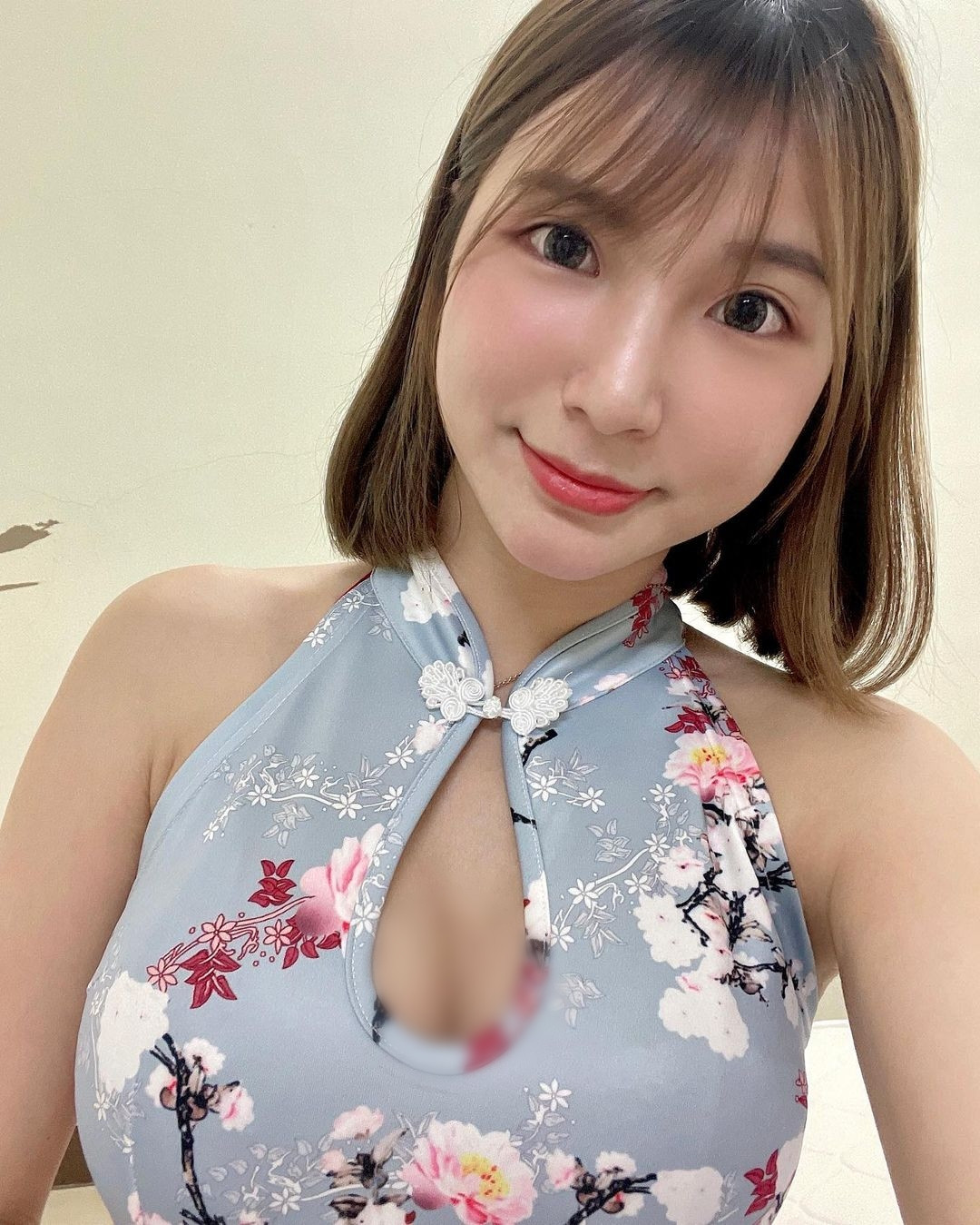 Sau khi ra trường, Trương Bì Bì tiếp tục học thêm để trở thành một bác sĩ thú y, một chuyên gia dinh dưỡng cho thú cưng. Cô nàng gây ấn tượng mạnh nhờ khuôn mặt xinh đẹp ngọt ngào và dáng vóc quyến rũ.