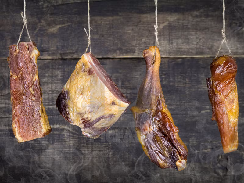 Trong các loại thực phẩm hun khói này, ion natri cũng đặc biệt cao, chẳng hạn như thịt bò khô. Một lát thịt bò khô chứa 400mg ion natri, hai lát xúc xích chứa 600mg natri, cực kỳ không tốt cho huyết áp.