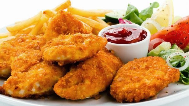 Ngoài 3 loại thực phẩm trên, nếu tiêu thụ quá nhiều thực phẩm gây kích thích như thức ăn nhiều đường, nhiều cholesterol cũng sẽ ảnh hưởng đến sức khỏe mạch máu, từ đó làm tăng nguy cơ nhồi máu não.