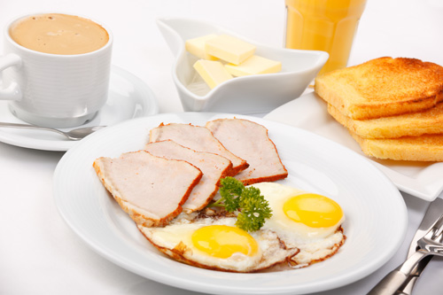 Thực tế, ăn đồ lạnh, đồ sống vào buổi sáng không chỉ khiến dạ dày chịu ảnh hưởng nặng, khó tiêu hóa mà còn kích thích niêm mạc dạ dày, gây hại cho tỳ vị, dạ dày, gây nguy hiểm cho sức khỏe.