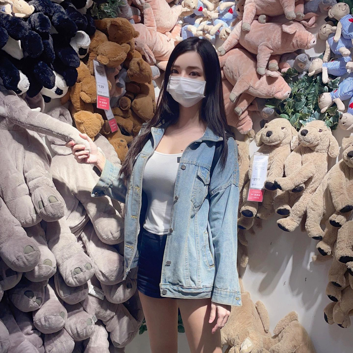 Tuy phải nhận nhiều chỉ trích là cố tình hở hang để hút người theo dõi nhưng Angela Quách bỏ ngoài tai những lời này. Theo hot girl gợi cảm, cô nàng cũng chỉ diện mốt giống như các sao châu Âu, châu Mỹ, hơn nữa còn không phải diện ra ngoài đường.