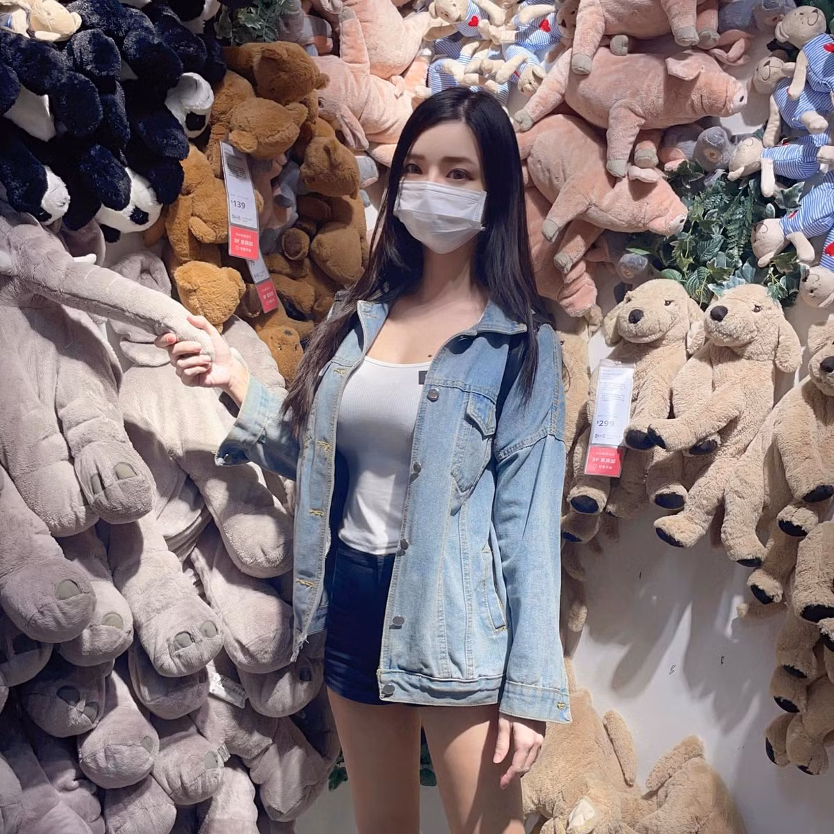 Tuy phải nhận nhiều chỉ trích là cố tình hở hang để hút người theo dõi nhưng Angela Quách bỏ ngoài tai những lời này. Theo hot girl gợi cảm, cô nàng cũng chỉ diện mốt giống như các sao châu Âu, châu Mỹ, hơn nữa còn không phải diện ra ngoài đường.