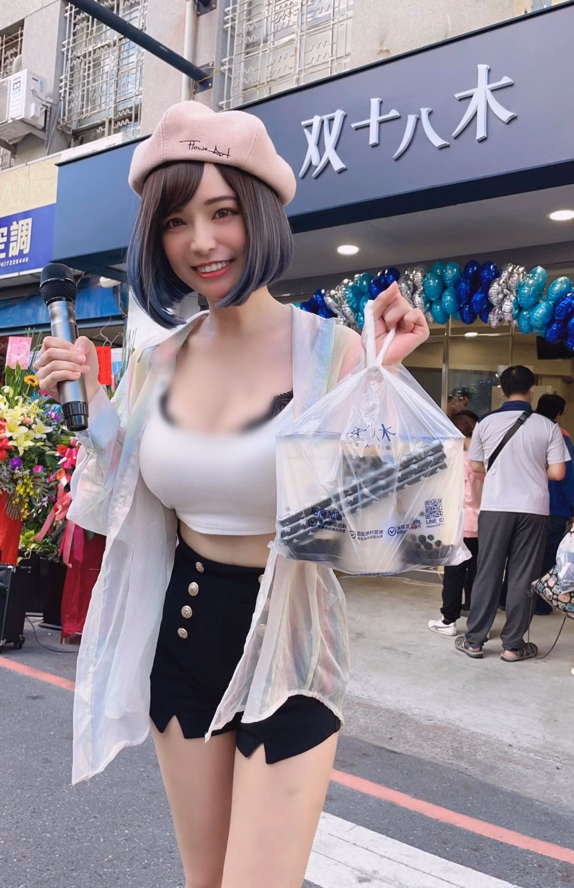 Theo tìm hiểu, Angela Quách là một trong những hot girl không sở hữu chiều cao nổi bật. Cô nàng khá thấp so với mặt bằng chung của nghề làm người mẫu.