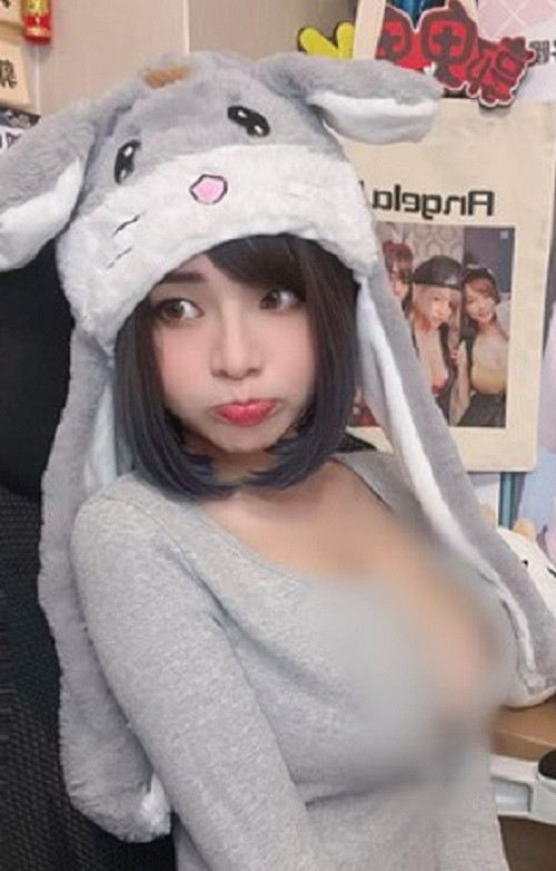 Thế nhưng, nhờ có khuôn mặt đẹp như búp bê, thân hình bốc lửa, đặc biệt là vòng một siêu khủng, lên tới cup G, Angela Quách luôn nhận được sự chú ý mỗi lần xuất hiện.