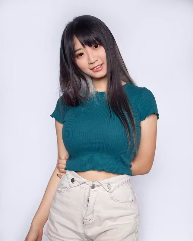 Hot girl có nickname Thân Sĩ Long Hà (G Lobster), người Đài Loan, vốn là một mỹ nhân ngực khủng khá nổi tiếng trên mạng xã hội. Cô nàng gây chú ý nhờ khuôn mặt ngây thơ trong sáng và thân hình nóng bỏng.