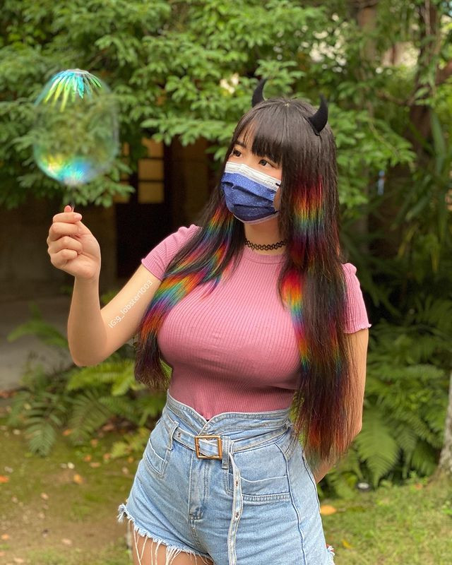 Lúc gặp mưa, G Lobster không có ô, sau khi dính mưa ướt hết áo mới chạy đi mua vội được một chiếc ô trong. Sau đó, lại nhanh chóng lên tàu, không có thời gian hong khô áo.