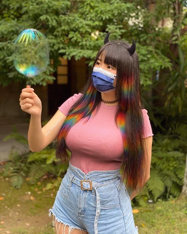 Lúc gặp mưa, G Lobster không có ô, sau khi dính mưa ướt hết áo mới chạy đi mua vội được một chiếc ô trong. Sau đó, lại nhanh chóng lên tàu, không có thời gian hong khô áo.