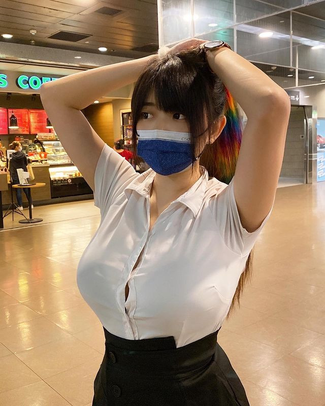 Theo người chụp bức ảnh này, chiếc sơ mi trắng của G Lobster bị ướt, tạo thành hiện tượng xuyên thấu, lộ toàn bộ nội y bên trong.