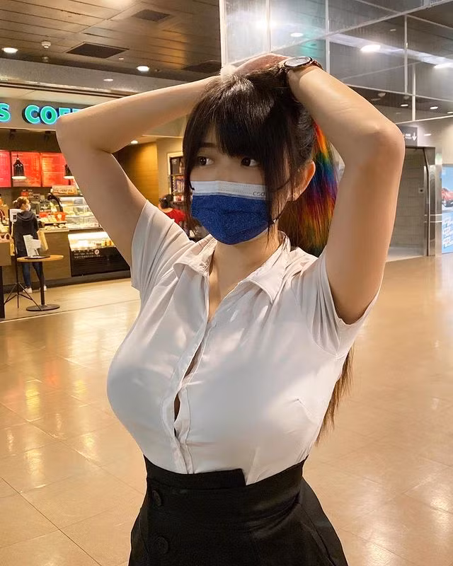 Theo người chụp bức ảnh này, chiếc sơ mi trắng của G Lobster bị ướt, tạo thành hiện tượng xuyên thấu, lộ toàn bộ nội y bên trong.