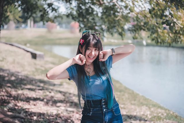 Bình thường, phong cách ăn mặc của G Lobster khá trẻ trung, năng động, mang hơi hướng thể thao. Lộ ngực một chút là đã tự tìm cách che đi, làm mờ.