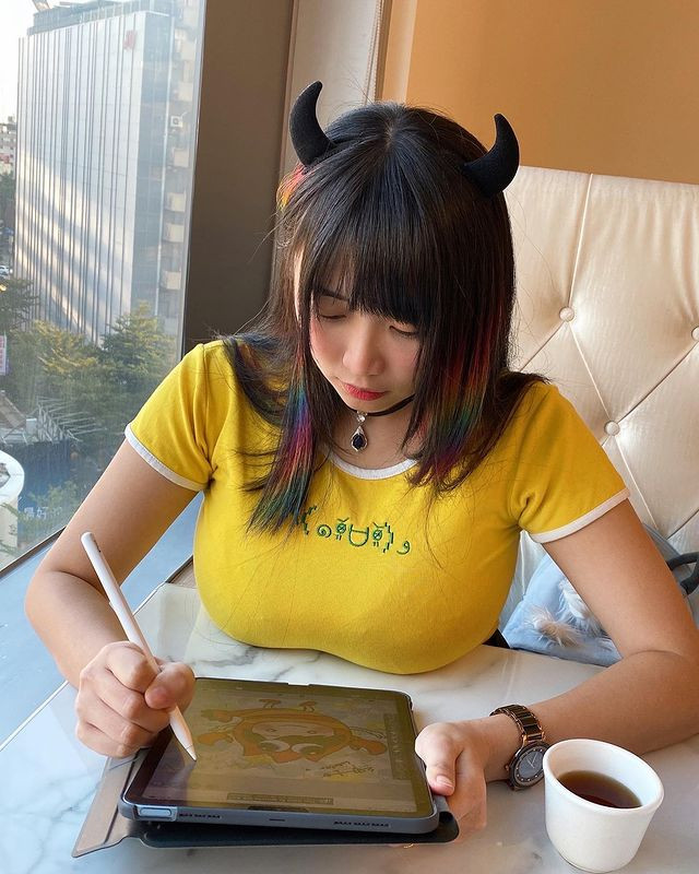 Tuy vậy, cũng có những bức ảnh khiến người hâm mộ thấy rõ ràng G Lobster đang cố tình khoe vòng một khủng một cách khéo léo.