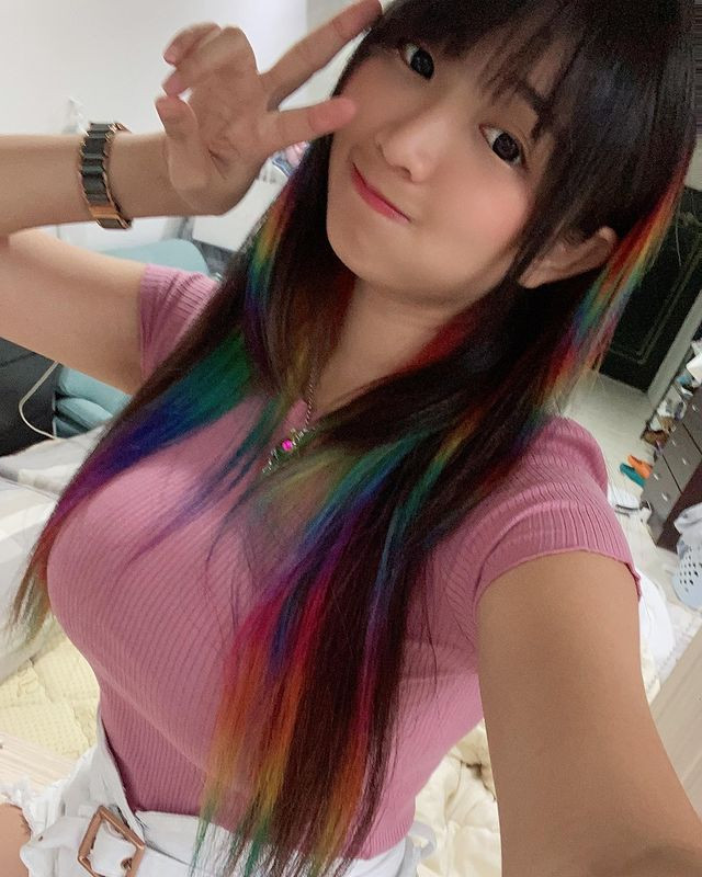 Tuy không sở hữu chiều cao vượt trội nhưng nhờ khuôn mặt đẹp tự nhiên và thân hình chữ S đẹp chuẩn mực, G Lobster vẫn vô cùng thu hút mỗi khi xuất hiện.