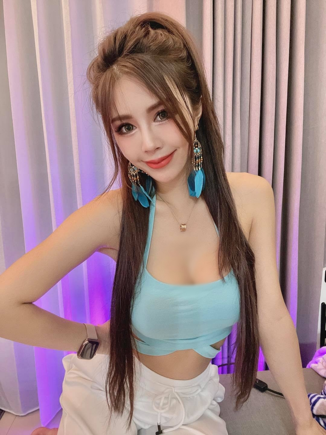 Nhờ vậy, cô nàng có thể diện được bất cứ trang phục nào mà mình yêu thích. Đặc biệt là những trang phục bó sát, o ép vòng một, khoe khéo vòng hai săn chắc, nhỏ gọn.