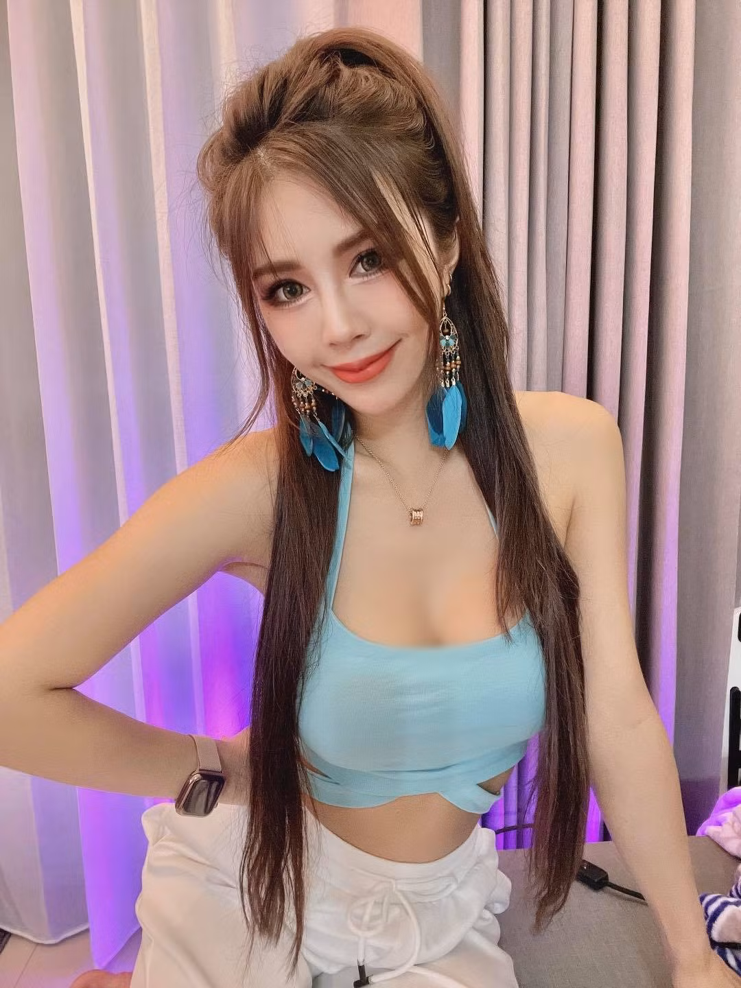 Nhờ vậy, cô nàng có thể diện được bất cứ trang phục nào mà mình yêu thích. Đặc biệt là những trang phục bó sát, o ép vòng một, khoe khéo vòng hai săn chắc, nhỏ gọn.