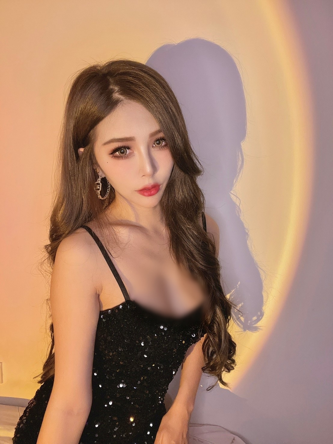 Sở hữu đôi mắt to tròn ngấn nước, sống mũi cao thẳng tắp, khuôn mặt nhỏ gọn thanh tú như búp bê và thân hình chữ S không thể chê vào đâu được, mỗi lần xuất hiện, Cao Huyên đều là tâm điểm chú ý của mọi người.