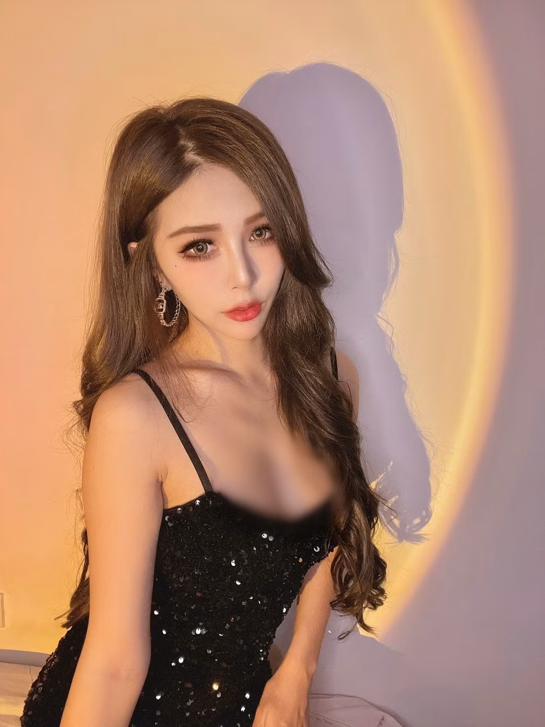 Sở hữu đôi mắt to tròn ngấn nước, sống mũi cao thẳng tắp, khuôn mặt nhỏ gọn thanh tú như búp bê và thân hình chữ S không thể chê vào đâu được, mỗi lần xuất hiện, Cao Huyên đều là tâm điểm chú ý của mọi người.