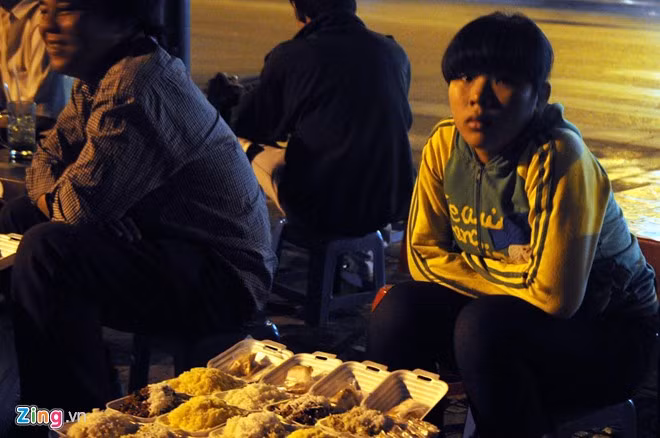 Cô bé bán hàng sáng co ro khi chờ khách.