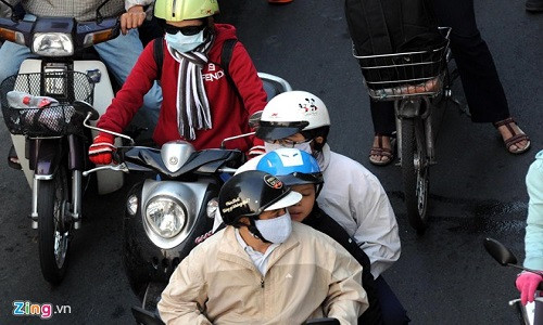 Hình ảnh người dân quàng khăn đi trên phố khiến Sài Gòn trở nên lạ lẫm, đáng yêu.