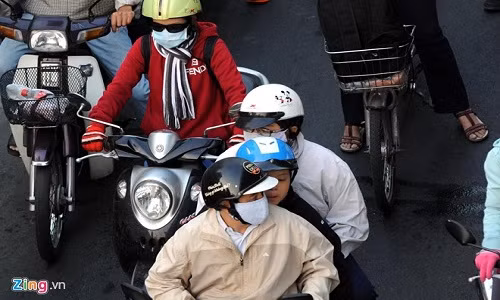 Hình ảnh người dân quàng khăn đi trên phố khiến Sài Gòn trở nên lạ lẫm, đáng yêu.