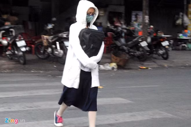 Cô bé trùm kín từ đầu tới chân đến trường để tránh cái lạnh sáng sớm.