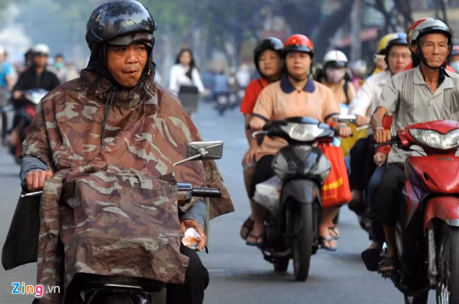 Do ảnh hưởng không khí lạnh, thời tiết Sài Gòn nhiều ngày nay giảm xuống 18 độ khiến sinh hoạt của người dân thay đổi. Người đàn ông lưu thông trên đường Thành Thái (quận 10) phải mặc theo áo mưa để tránh cái lạnh.