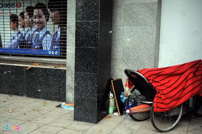 Cùng với không khí lạnh là mây mù dày đặc khiến bầu trời Sài Gòn sáng muộn hơn ngày thường, các sinh hoạt của người dân cũng thay đổi.