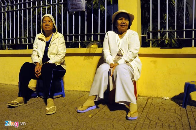 Bà Lê Thị Hường (bên phải, 75 tuổi) đi tập thể dục cùng bạn từ sáng. "Ngày thường tôi thức dậy khá sớm để tập thể dục, nhưng 3 hôm nay thời tiết khá lạnh nên trễ hơn", bà Hường cho biết.