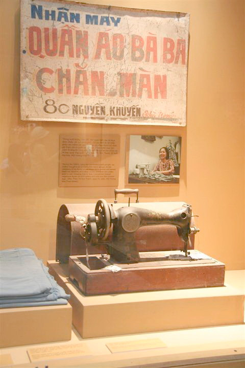 Theo thời gian, những nghề sinh nhai của người dân dần biến mất, thay vào đó là những dịch vụ, nghệ nghiệp hiện đại hơn. Thời kỳ này, nghề may khá phổ biến như may quần áo bà ba, chăn màn... Ảnh: Nguyễn Anh Tuấn.