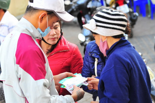 Sau khi mua được vé, có CĐV đã bán lại kiếm lời. Ảnh: S.H