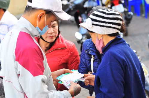 Sau khi mua được vé, có CĐV đã bán lại kiếm lời. Ảnh: S.H