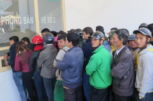 CĐV xếp hàng chờ mua vé xem trận đấu. Ảnh: S.H