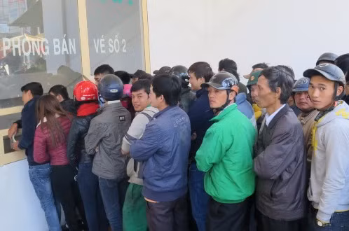 CĐV xếp hàng chờ mua vé xem trận đấu. Ảnh: S.H