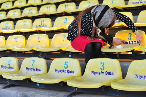 CĐV mua vé năm có tên trên ghế ngồi ở sân vận động. Ảnh: S.H
