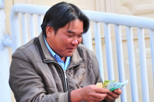 Niềm vui sau khi mua được vé.