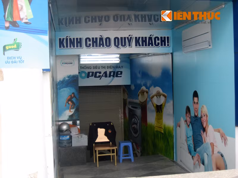 Lối vào Topcare Hoàng Minh Giám đã đóng cửa và chỉ có nhân viên an ninh túc trực. Theo nhân viên này, hàng hóa bên trong siêu thị đã được đóng gói song chưa chuyển đi, chưa rõ khi nào Topcare mở cửa trở lại.