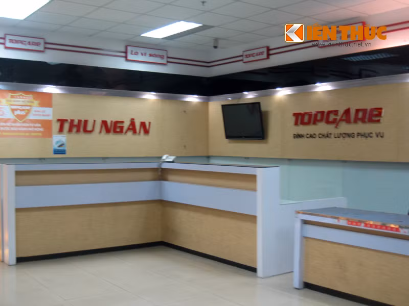 Trong ngày hôm nay, siêu thị này chỉ mở cửa cho nhân viên ra vào và không bán hàng cho khách. Không ít người đến Topcare mua hàng chỉ nhận được cái lắc đầu của nhân viên an ninh tại đây và cho biết siêu thị đang đóng cửa.