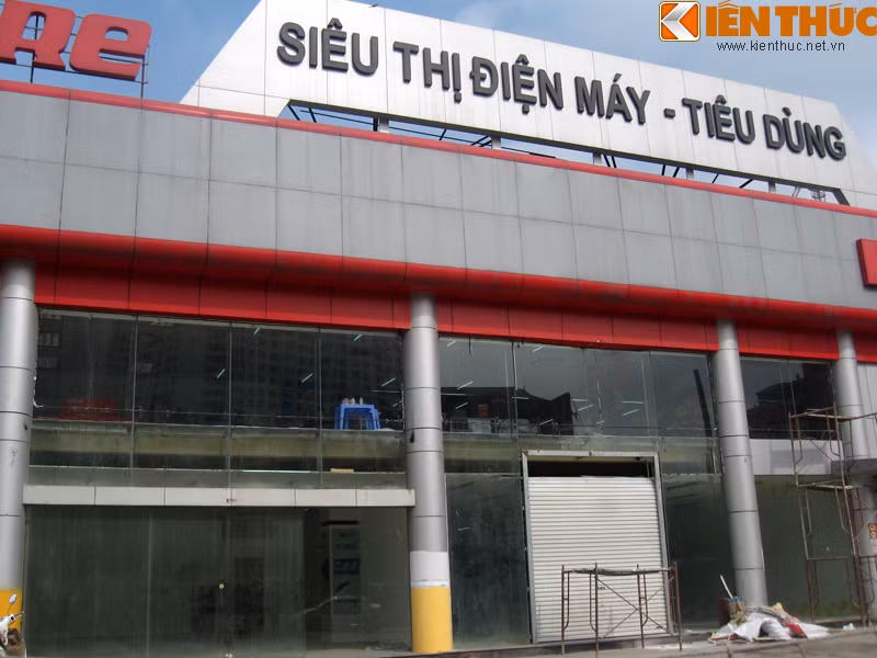 Toàn bộ hàng hóa phía trong (gồm các sản phẩm điện máy, đồ gia dụng...) đã "bốc hơi". Khung cảnh ngổn ngang vật liệu xây dựng, khung sắt...