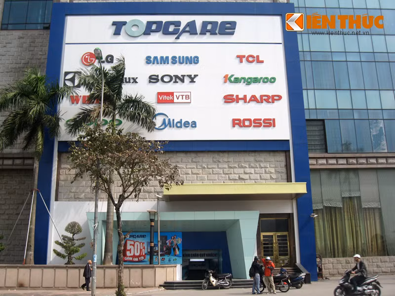 Cùng chung số phận với Topcare Minh Khai, mới khai trương vào đầu tháng 11/2014 với số vốn đầu tư 30 tỷ đồng, song tình trạng ngưng hoạt động cũng xảy ra tại Topcare nằm trên đường Hoàng Minh Giám (Hà Nội). Theo một người dân bán hàng gần đây cho biết: "Ngày thường, Topcare ở đây cũng không đông người lắm, đến 2-3 hôm nay thì không còn thấy ai nên rất vắng vẻ".