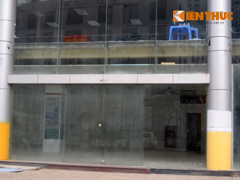 Theo một người dân sống gần siêu thị điện máy Topcare Minh Khai: "Siêu thị này đột nhiên thấy dọn hàng, đóng hộp và chuyển đi cách đây 1-2 hôm. Tôi không thấy nhân viên ở đây bàn tán gì trước đó nên rất bất ngờ".