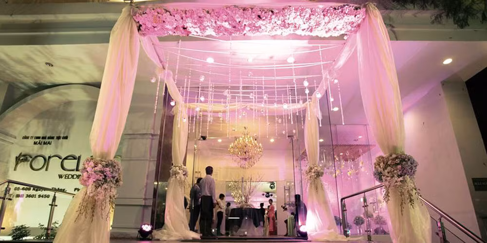 Nam ca sĩ Lam Trường là một trong nhiều sao Việt có khối tài sản "khủng", với nhà hàng làm ăn phát đạt. Trong đó, nhà hàng tổ chức tiệc cưới, sự kiện hoành tráng của ca sỹ ở TP HCM luôn đắt khách.